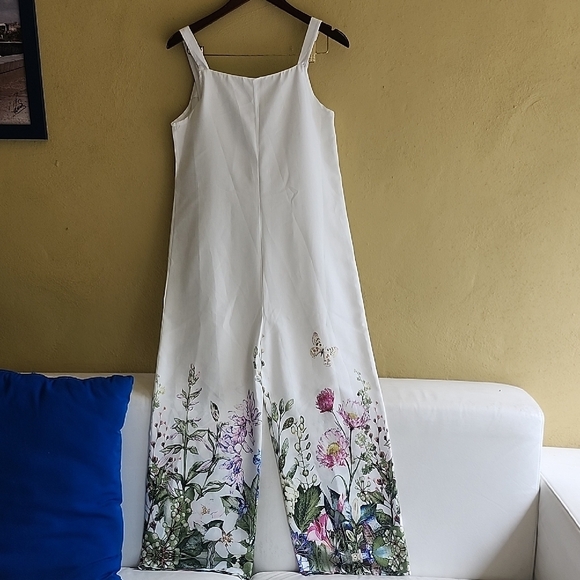 Chic White Floral Jumpsuit - Picture 7 of 9